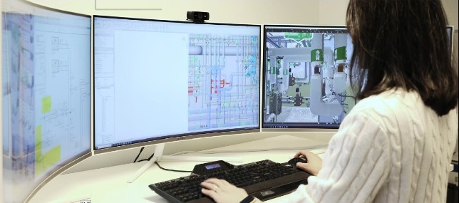 Projektering i Revit vid en arbetsplats med tre skärmar