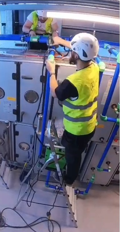 Montör som ansluter prefabricerade rör vid ett ventilationsaggregat